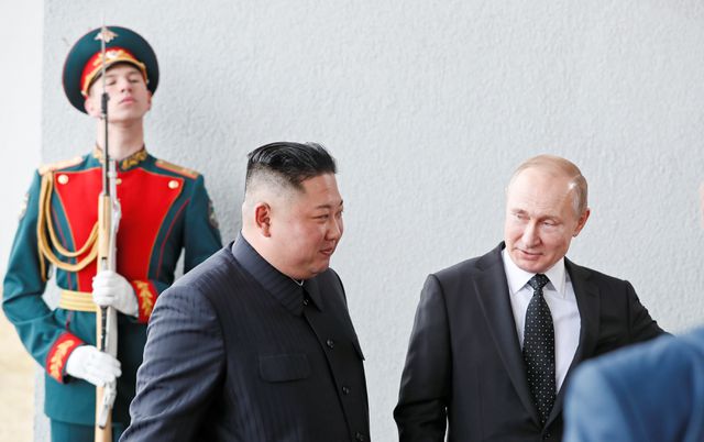 Tổng thống Nga Vladimir Putin và Chủ tịch Triều Tiên Kim Jong-un đã lần đầu tiên bắt tay