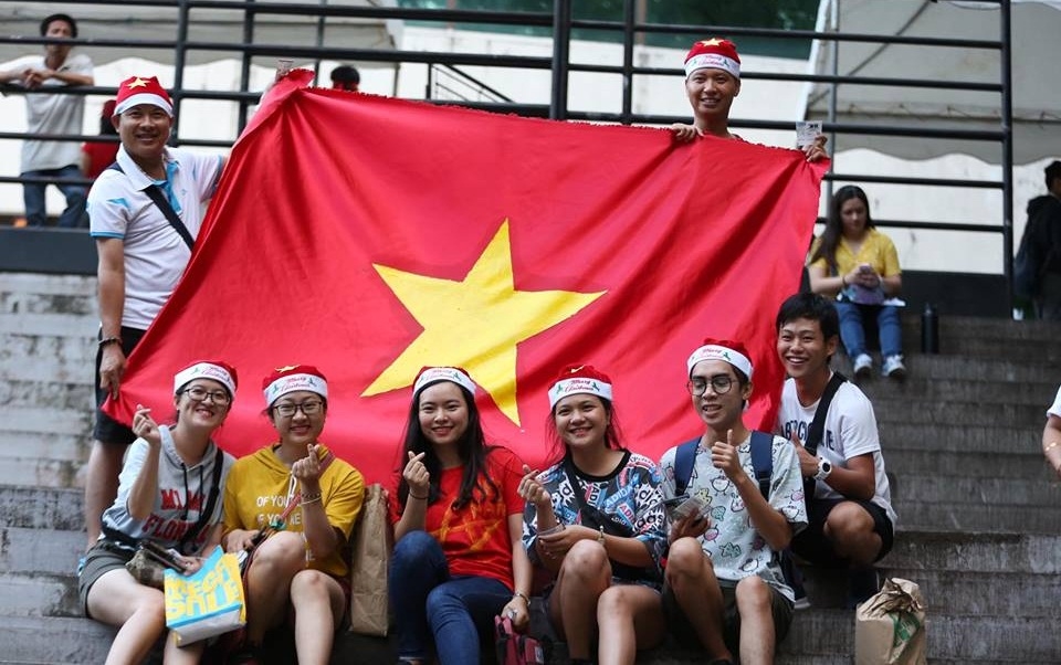 CĐV Việt Nam và Philippines thân thiện bên ngoài sân Panaad.