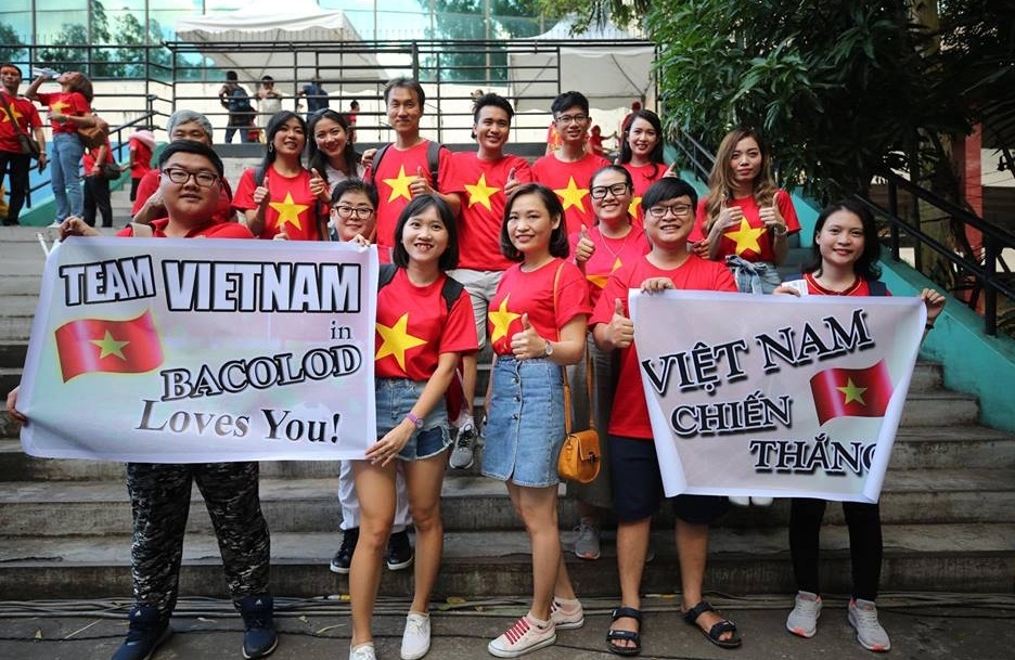 CĐV Việt Nam và Philippines thân thiện bên ngoài sân Panaad.