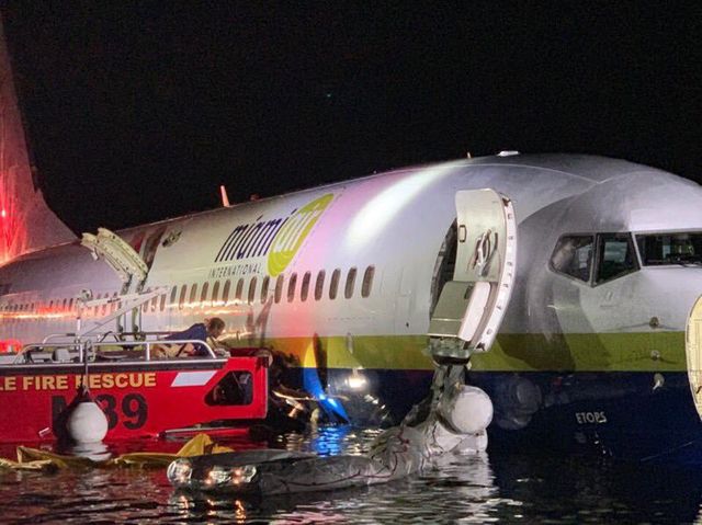 Máy bay Mỹ chở 143 người lao xuống sông may mắn thoát nạn