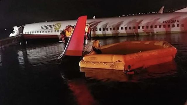 Máy bay Mỹ chở 143 người lao xuống sông may mắn thoát nạn